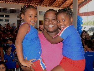 Itaipuaçu: Creche de programa federal comemora primeiro ano de atividade 4 Técnico em enfermagem Maicon Pacheco ressaltou a confiança no trabalho da equipe da escola onde estudam as suas filhas Rebecca (6) e Esther (4). (foto: Clarildo Menezes)