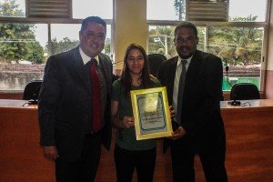 Mayssa Bastos é homenageada na Câmara Municipal de Maricá 9 Vereador Frank entrega a homenagem à Mayssa Bastos, junto com o presidente da Câmara, vereador Chiquinho do Trailer. (fotos: Mauro Luis / Maricá Info)