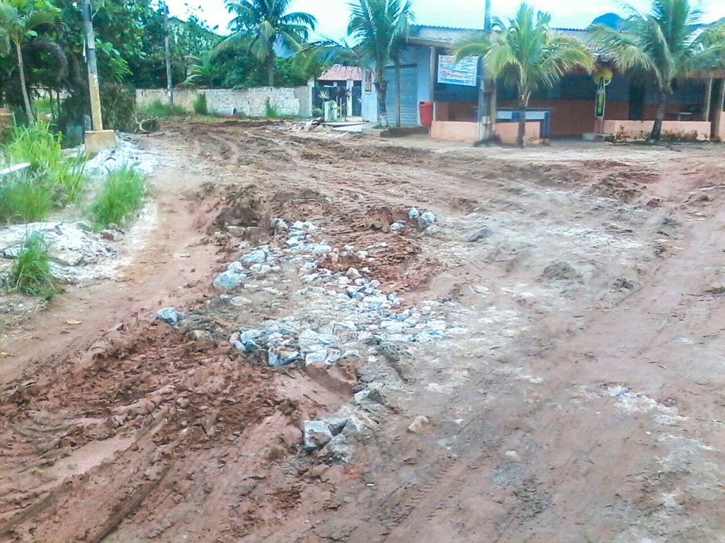 Itaipuaçu: Obras causam transtornos a moradores 8 Barro vermelho misturado com pedra deixa rua intransitável para carros quando chove.
