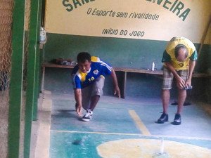Maricá abre campeonato de malha vencendo equipe de São Pedro da Aldeia 8 O Jogo da malha é um desporto onde se lançam discos de metal em direção a um pino com a intenção de derrubá-lo e/ou deixar a malha (ou o fito) o mais próximo possível deste pino. (fotos: Mauro Luis / Maricá Info)