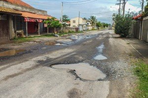 Avenida Maysa, em Maricá, em péssimo estado de conservação 11 Crateras espalhadas em toda extensão da Avenida Maysa (RJ-102), em Maricá. (fotos: João Henrique / Maricá Info)