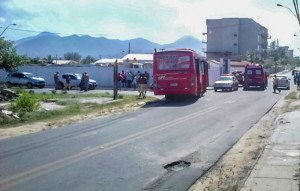 Maricá: Ônibus da empresa pública colide com carro em Cordeirinho 7 De acordo com o motorista do Volkswagen Saveiro, ônibus teria tentado ultrapassar em local proibido. (foto: MARICAINFO.COM)