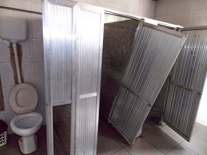 Maricá: Passageiros relatam má conservação no Terminal Rodoviário 10 Portas quebradas. Falta de privacidade e higiene em banheiro do terminal rodoviário. (foto: Pery Salgado / Barão de Inohan)