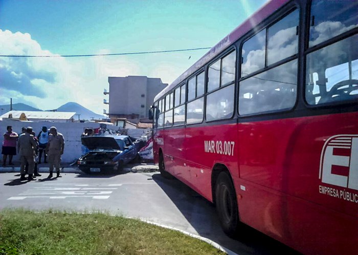Maricá: Ônibus da empresa pública colide com carro em Cordeirinho 8 Ônibus jogou veículo contra o muro de um canteiro de obras da Prefeitura. (foto: MARICAINFO.COM)