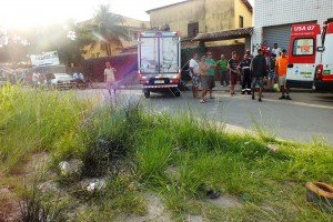 Maricá: Grave acidente deixa feridos na rodovia Amaral Peixoto 9 Caminhão Hyundai HR HDB foi parar em uma rua paralela e bateu em uma calçada. (foto: João Henrique / Maricá Info)