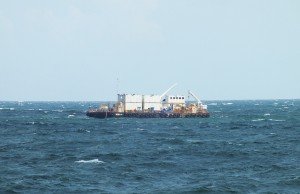 Obras do emissário submarino entram na reta final em Itaipuaçu 8 Balsa foi instalada há cerca de 2 km da praia de Itaipuaçu, na altura da rua 60 do Jardim Atlântico. (foto: João Henrique / Maricá Info)