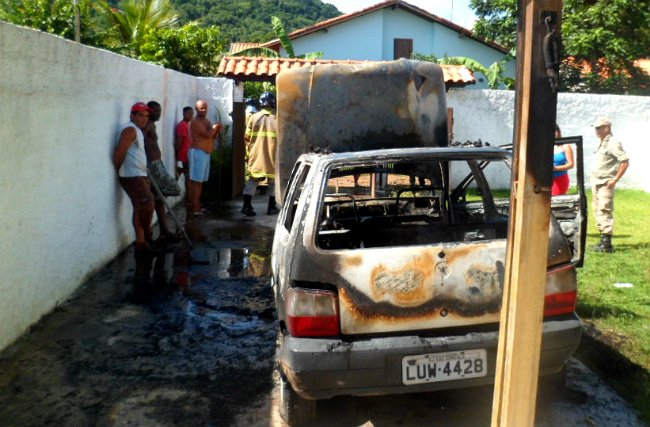 Itaipuaçu: Carro fica destruído após incêndio no Rincão Mimoso 5 Populares ajudaram a combater o incêndio. (foto: Leitor / Maricá Info)