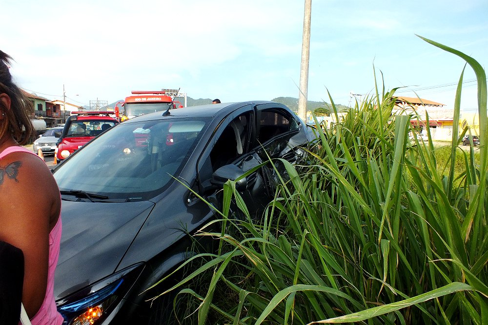 Maricá: Grave acidente deixa feridos na rodovia Amaral Peixoto 10 Veículo Prisma envolvido no acidente. (foto: João Henrique / Maricá Info)
