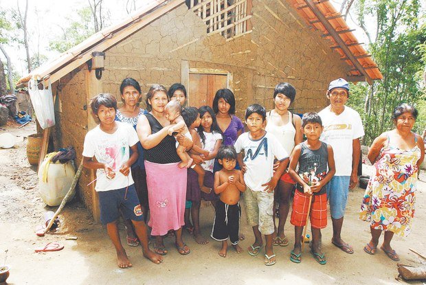 Prefeito de Maricá em defesa da cultura indígena 10 26 índios guaranis vivem em área da Serra da Tiririca, em Itaipuaçu. (Foto: Estefan Radovicz / Agência O Dia)