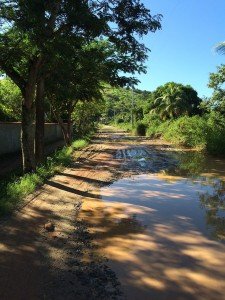 Moradores de Inoã indignados com o descaso 8 Moradores vivem no meio da lama em Inoã.