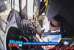 Motorista da Amparo ajuda cadeirante a atravessar rodovia em Inoã 8 Motorista desceu do ônibus e ajudou cadeirante a atravessar a rodovia.