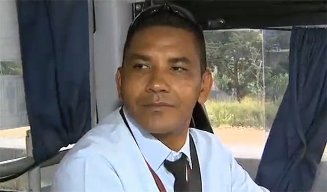 Motorista da Amparo ajuda cadeirante a atravessar rodovia em Inoã 9 Motorista da Amparo, Mauro desceu do ônibus e ajudou cadeirante a atravessar a rodovia.