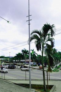 Postes das câmeras de videomonitoramento começam a ser instalados em Maricá 8 Postes, que já começaram a ser instalados no Centro, possuem sete metros de altura. (foto: Fernando Silva)