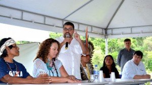 Prefeito de Maricá em defesa da cultura indígena 8 Prefeito Quaquá: " - a aldeia será exemplo para o Brasil e viverá da própria cultura". (fotos: Fernando Silva)