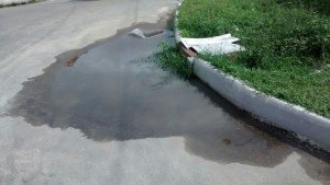 Esgoto a céu aberto incomoda moradores de Guaratiba, em Maricá 8 Esgoto a céu aberto incomoda moradores em Guaratiba.