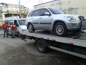 Carro estacionado em portão de garagem é rebocado no Centro de Maricá 10 Veículo foi rebocado e levado para o pátio legal. (foto: Mauro Luis / Maricá Info)