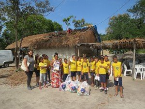 Maricá: Crianças atendidas pela LBV visitam a Aldeia Mata Verde Bonita 8 Na oportunidade as crianças representando a LBV fizeram a entrega de cestas de alimentos não perecível.