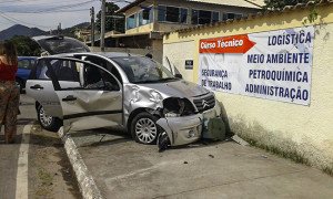 Acidente entre moto e carro deixa feridos em Maricá 8 Após ser colisão com moto, carro subiu calçada e bateu em um muro. (foto: Raphaella / Whatsapp Maricá Info)