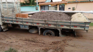 Moradores do Parque Nanci, em Maricá, denunciam descaso com moradores 11 Caminhão atolou em rua do Parque Nanci. Moradores cobram solução da Prefeitura de Maricá.
