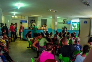 Idoso sofre esperando atendimento médico em Maricá 8 Pacientes aguardam até 3 horas para atendimento médico no hospital municipal Conde Modesto Leal, no Centro de Maricá. (foto: Maricá Info)