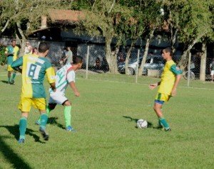 Domingo de futebol pela Taça Cidade de Maricá 4 O time de Inoã (amarelo) venceu a equipe do Spar também nos pênaltis por 4 a 2