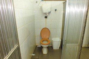 Usuários reclamam de abandono em banheiro no Terminal Rodoviário de Maricá 6 Banheiros em péssimo estado de conservação no terminal rodoviário de Maricá.