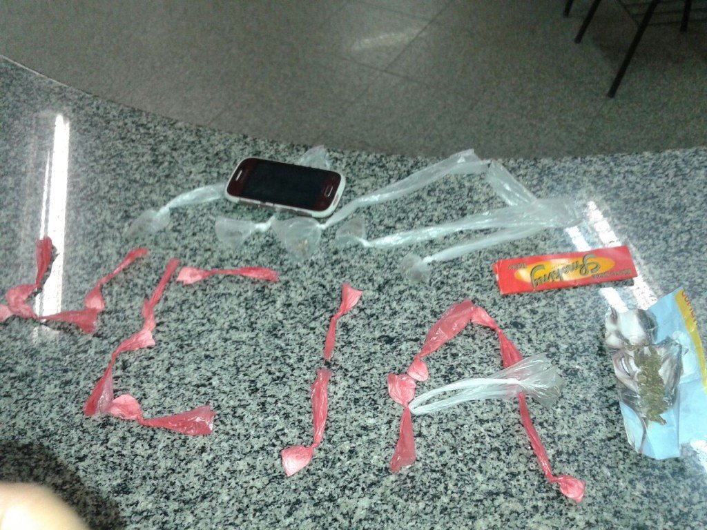 Maricá: Polícia Militar captura suspeito de tráfico de drogas 6 Droga apreendida pela equipe da PM na noite desta quinta-feira (11). (foto: Mauro Luis / Maricá Info)