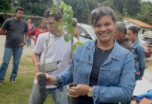 Maricá: Semana do Meio Ambiente começa com atividades em Itaipuaçu e Ubatiba 8 A guia de turismo Maiza Motta explicou sobre a importância do curso para as pessoas que queriam vivenciar a prática do plantio de mudas, inclusive ela.