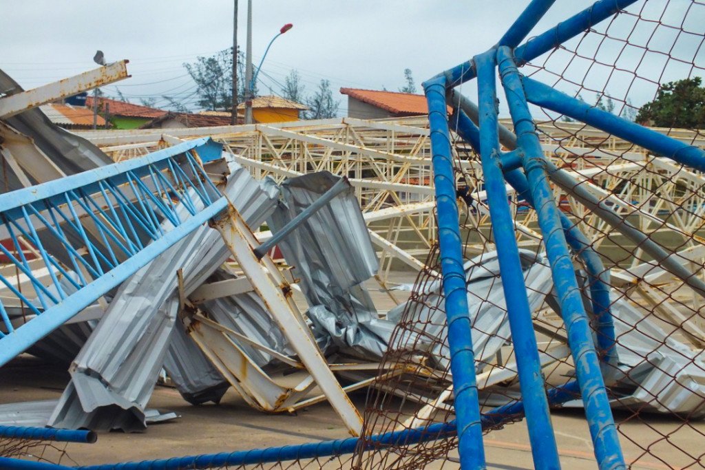 Maricá: Cobertura de quadra continua no chão nove meses após ser derrubada por temporal 9 Cobertura da quadra continua no chão nove meses após temporal. (foto: João Henrique / Maricá Info)