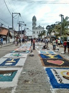 Maricá recebe tradicional confecção de tapetes de Corpus Christi nesta quinta-feira 7 Tapetes de sal começam a ser confeccionados por volta das 7h30 desta quinta-feira. (foto: Arquivo / Maricá Info)