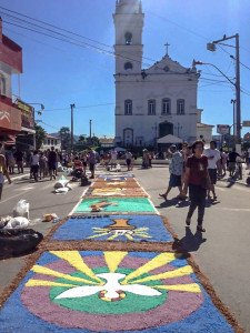 Fiéis celebram Corpus Christi em Maricá 7 Tapetes foram confeccionados entre nas ruas Almeida Fagundes e Avenida Nossa Senhora do Amparo, no Centro.