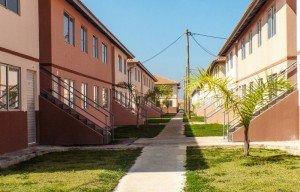 Maricá: Proprietários de novos apartamentos encontram dificuldades em mudanças 5 Blocos com dois andares compõem o Residencial Carlos Marighella, em Itaipuaçu. (fotos: João Henrique / Maricá Info)