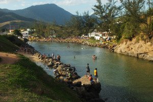 Maricá: Domingo de inverno com praias lotadas 8 (foto: João Henrique / Maricá Info)