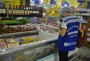 Maricá: Procon descarta toneladas de alimentos impróprios em mercados do Centro 8 Fiscalização recolheu mais de 3 toneladas de produtos impróprios. (Fotos: Clarildo Menezes)