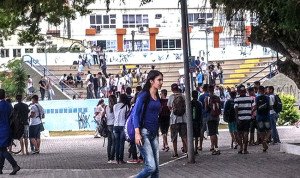 Estudantes de escolas estaduais fazem protesto em Maricá 9 Alunos se reuniram no anfiteatro da praça Orlando de Barros Pimentel, no Centro.