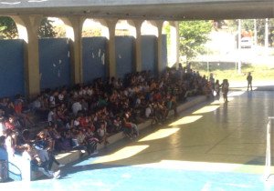 Maricá: Alunos do CIEP são liberados após falta d’água 5 Alunos fizeram paralisação após falta d'água no Ciep, no Centro de Maricá.