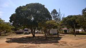 Itaipuaçu: Fiscalização remove trailer irregular em praça 8 A ação ocorreu na manhã desta quarta-feira (19/08) na área entre as localidades de Costa Verde e São Bento da Lagoa. (fotos: Divulgação)