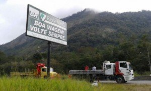 Maricá: Prefeitura remove mais placas publicitárias irregulares 6 (foto: Divulgação)