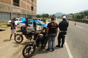 Em Maricá, Polícia Rodoviária realiza operação na RJ-106 8 Operação apreendeu pelo menos três veículos. (foto: Francisco Avelino / Maricá Info)