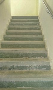Em Maricá, imóveis do ‘Minha Casa, Minha Vida’ já apresentam rachaduras 11 Escada ainda sem acabamento.