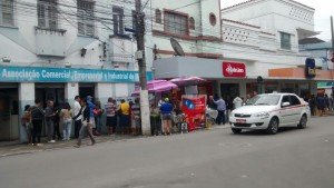 Maricá: Bancos lotados um dia antes de início da greve 6 Fila extensa na porta do banco Itaú, no Centro de Maricá. (foto: João Henrique / Maricá Info)