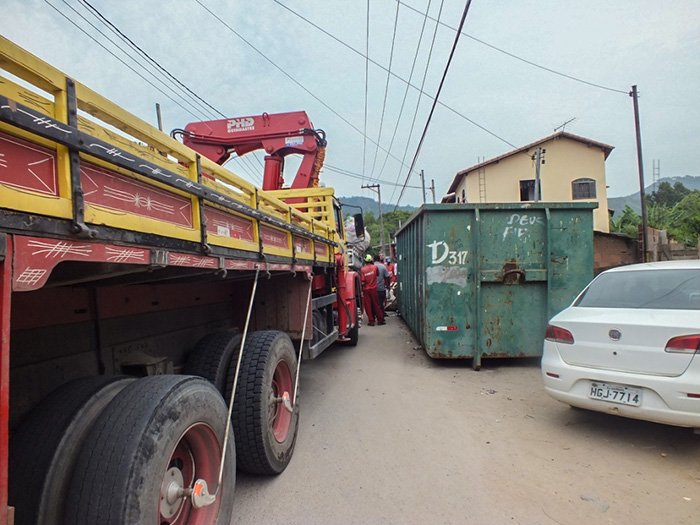 Maricá: Ferro-velho é retirado de avenida em Inoã 11 Ferro velho foi retirado por funcionários da secretaria de obras e levados para o depósito da prefeitura. (foto: João Henrique / Maricá Info)