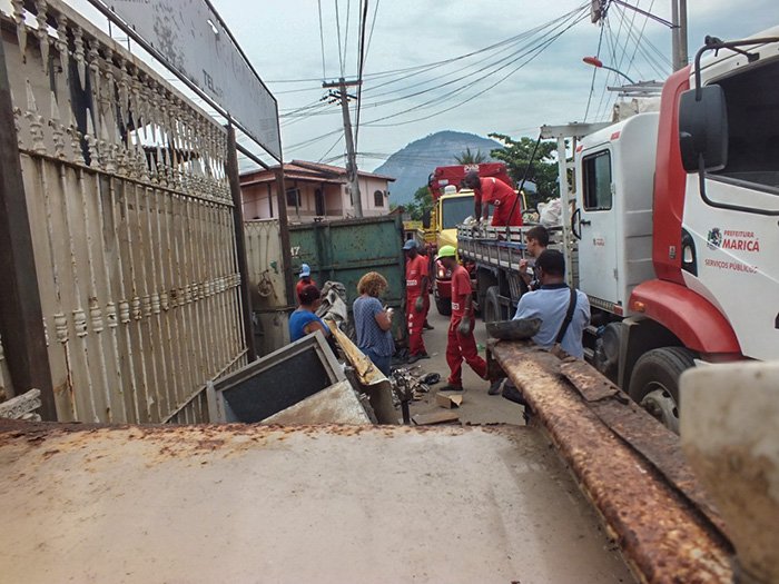 Maricá: Ferro-velho é retirado de avenida em Inoã 10 Ferro velho foi retirado por funcionários da secretaria de obras e levados para o depósito da prefeitura. (foto: João Henrique / Maricá Info)