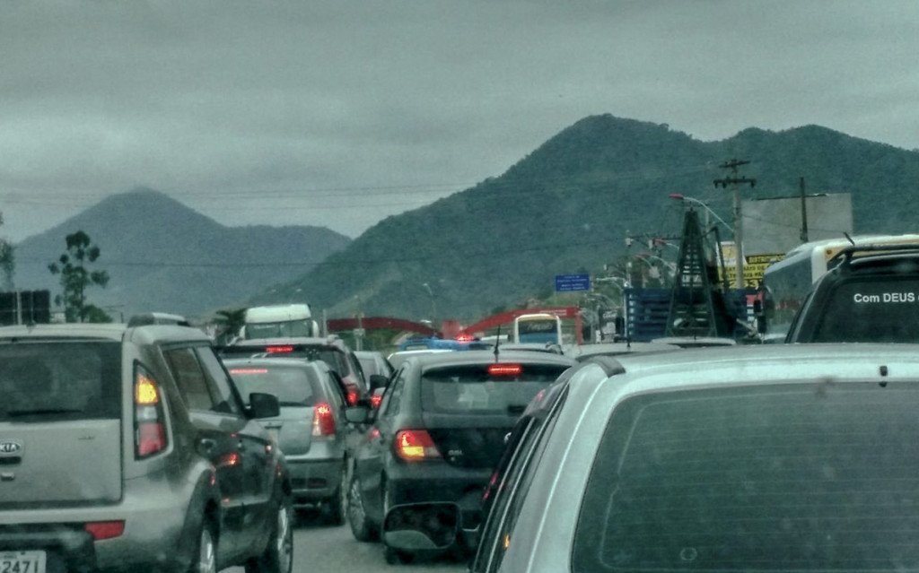 RJ-106: Colisão em Itapeba deixa trânsito complicado 11 Trânsito complicado devido à colisão na RJ-106, em Maricá. (foto: Bruno Carmo)