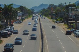 RJ-106: Trânsito intenso na ida ao feriadão 8 Trânsito intenso na RJ-106 na pista sentido Região dos Lagos. (foto: João Henrique / Maricá Info)