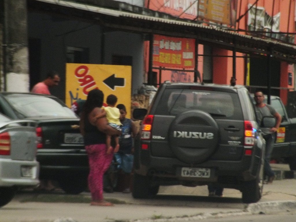 Maricá: Secretário Municipal estaciona carro na calçada e atrapalha pedestres 8 Carro do Secretário Adjunto estacionado na calçada e atrapalha pedestre com criança de colo. (fotos: João Henrique / Maricá Info)