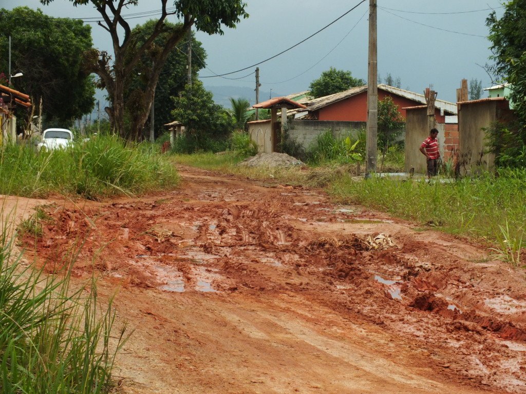 Itaipuaçu: Moradores reclamam de ruas intransitáveis após chuva 10 Rua intransitável em Itaipuaçu. (Foto: João Henrique / Maricá Info)