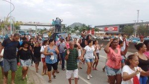 Maricá: Manifestantes fazem protesto em Inoã por falta d'água 9 Centenas de moradores do residencial Carlos Alberto Soares de Freitas, em Inoã, participaram do protesto.