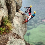 No local também pratica-se o esporte rapel. (foto: Jaque Ribeiro) @ops_jaque / Instagram) 