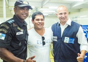 Maricá: Solidariedade marca ação de coleta de sangue 7 O comandante da 4 CIA (Maricá), Capitão Marcelo Barreto também fez a sua parte. Na foto, o Capitão Barreto, o Advogado Pedro Ricardo Queiroz e o Subsecretário de Governo do Estado Marcelo Delaroli. (foto: João Henrique / Maricá Info).